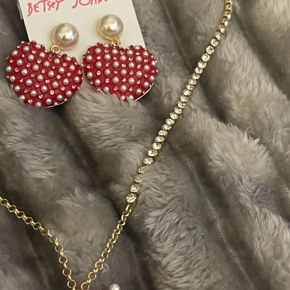 Four piece, Betsey Johnson, XOXO heart Valentine’s kitsch statement jewelry set